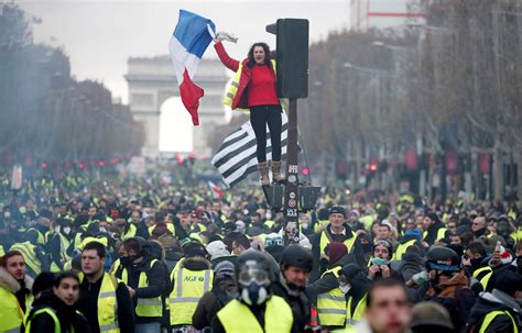 Gilets jaunes: Những cuộc biểu tình phản đối bất bình đẳng xã hội và sự bất mãn với chính sách kinh tế ở Pháp