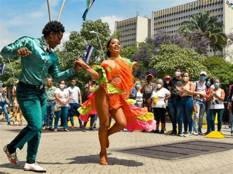 ¡Viva la Salsa! Yamily García and her electrifying performance at the 2017 Cali Salsa Festival, a testament to Colombian musical heritage and global dance fusion